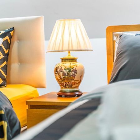 Exquisite 2-Bedroom Penthouse-Sleeps 7-Free Parking With Workstations & High-Speed Wifi Бирмингам Екстериор снимка