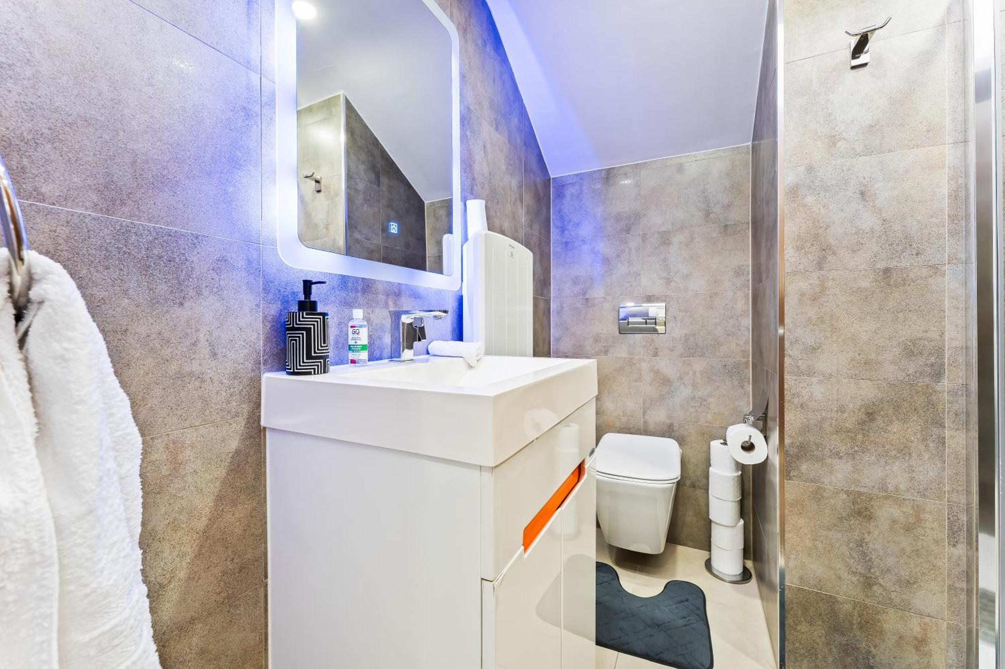 Exquisite 2-Bedroom Penthouse-Sleeps 7-Free Parking With Workstations & High-Speed Wifi Бирмингам Екстериор снимка
