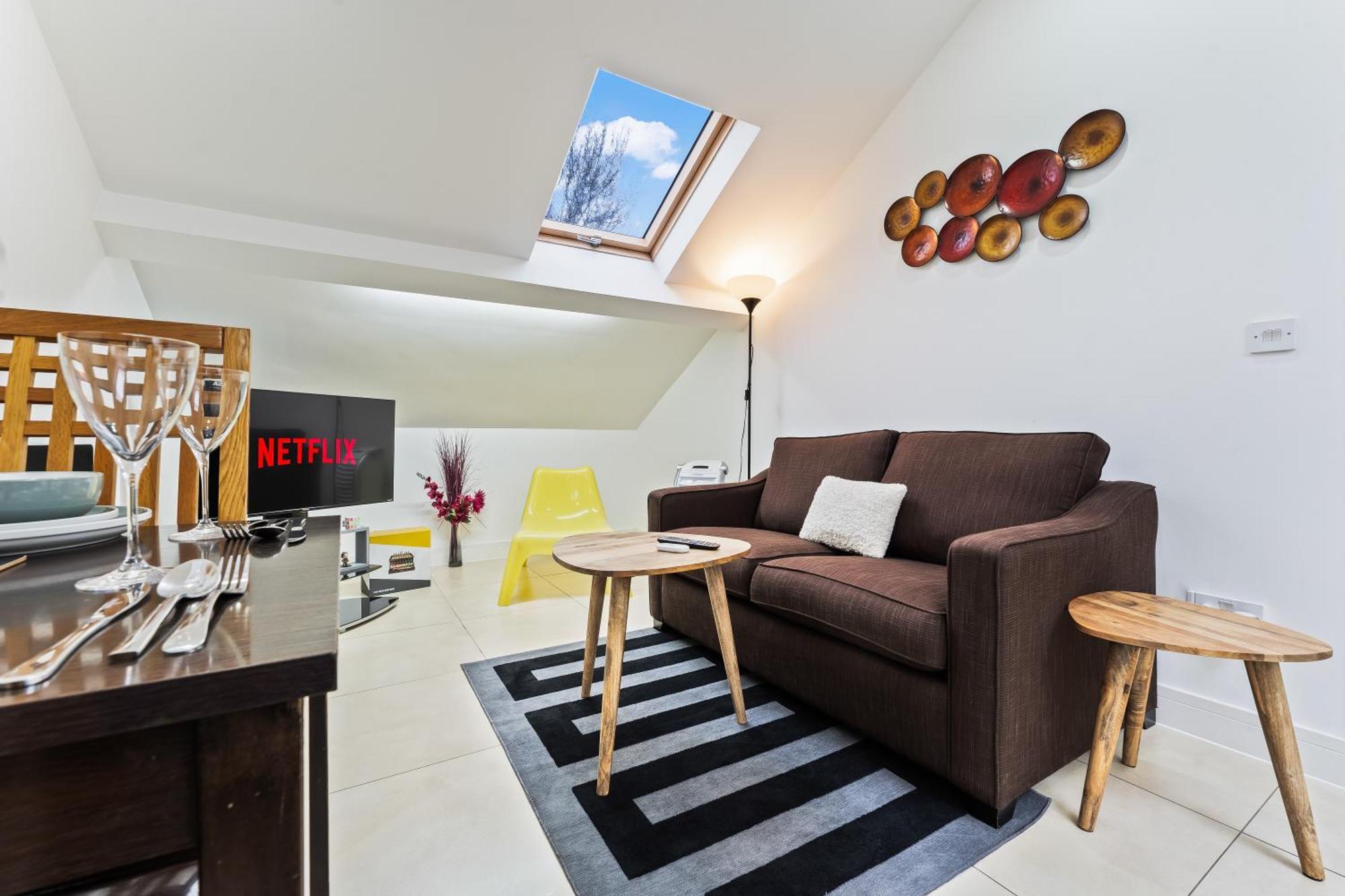 Exquisite 2-Bedroom Penthouse-Sleeps 7-Free Parking With Workstations & High-Speed Wifi Бирмингам Екстериор снимка