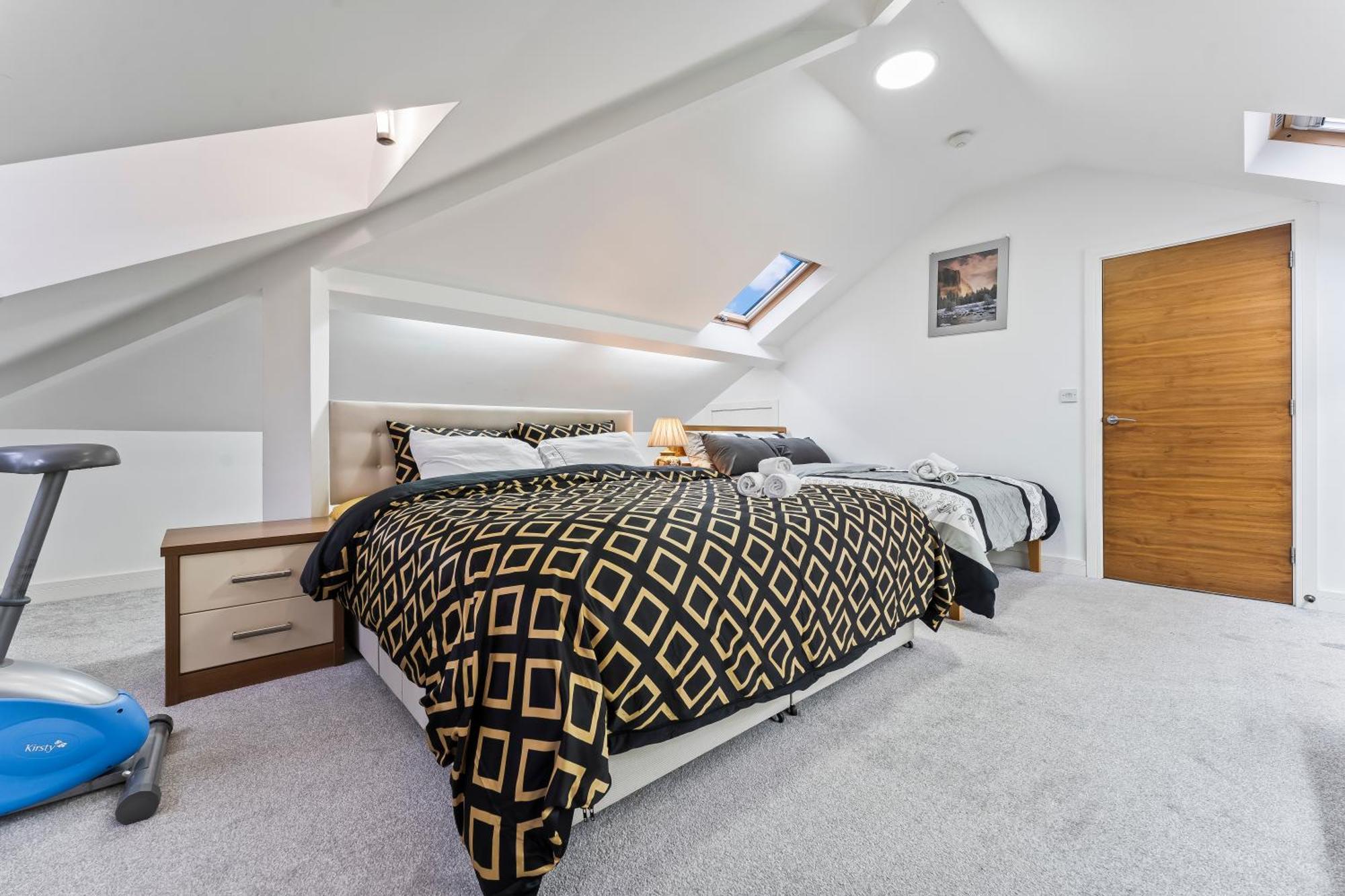 Exquisite 2-Bedroom Penthouse-Sleeps 7-Free Parking With Workstations & High-Speed Wifi Бирмингам Екстериор снимка