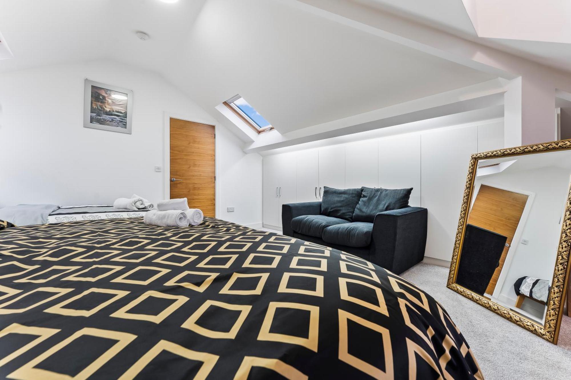 Exquisite 2-Bedroom Penthouse-Sleeps 7-Free Parking With Workstations & High-Speed Wifi Бирмингам Екстериор снимка