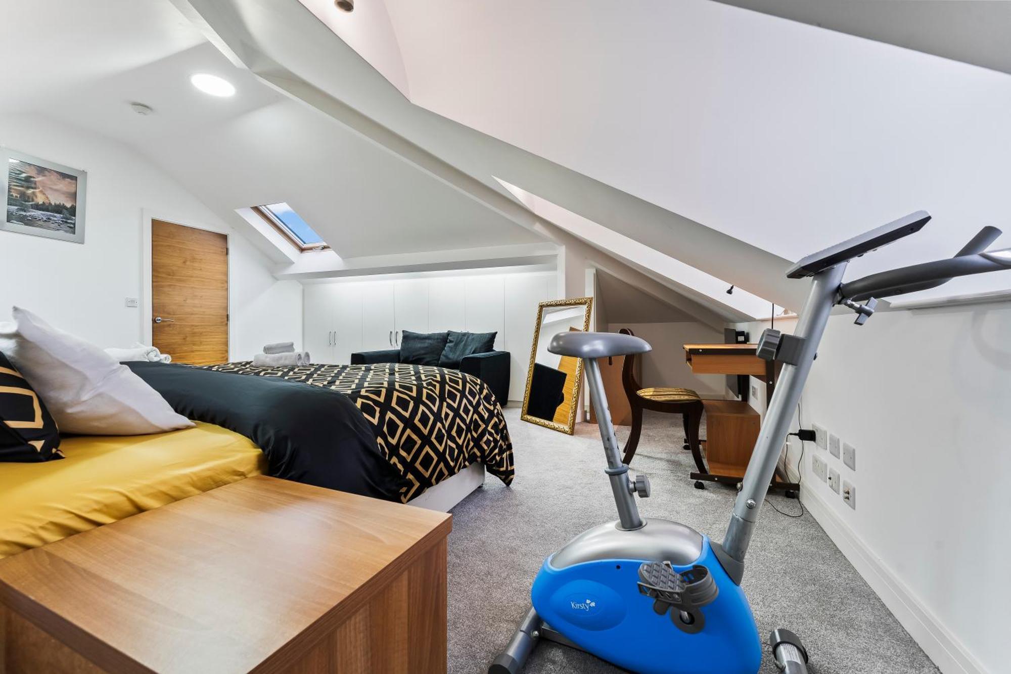 Exquisite 2-Bedroom Penthouse-Sleeps 7-Free Parking With Workstations & High-Speed Wifi Бирмингам Екстериор снимка