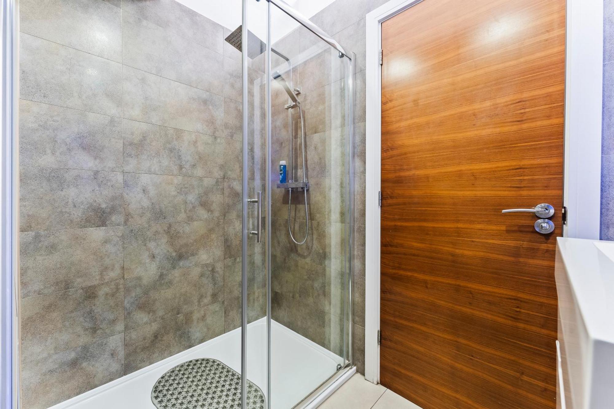 Exquisite 2-Bedroom Penthouse-Sleeps 7-Free Parking With Workstations & High-Speed Wifi Бирмингам Екстериор снимка