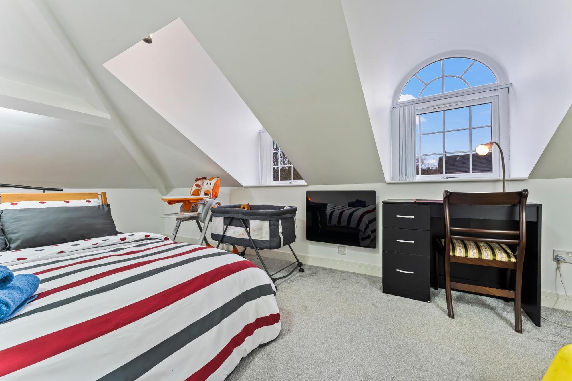 Exquisite 2-Bedroom Penthouse-Sleeps 7-Free Parking With Workstations & High-Speed Wifi Бирмингам Екстериор снимка