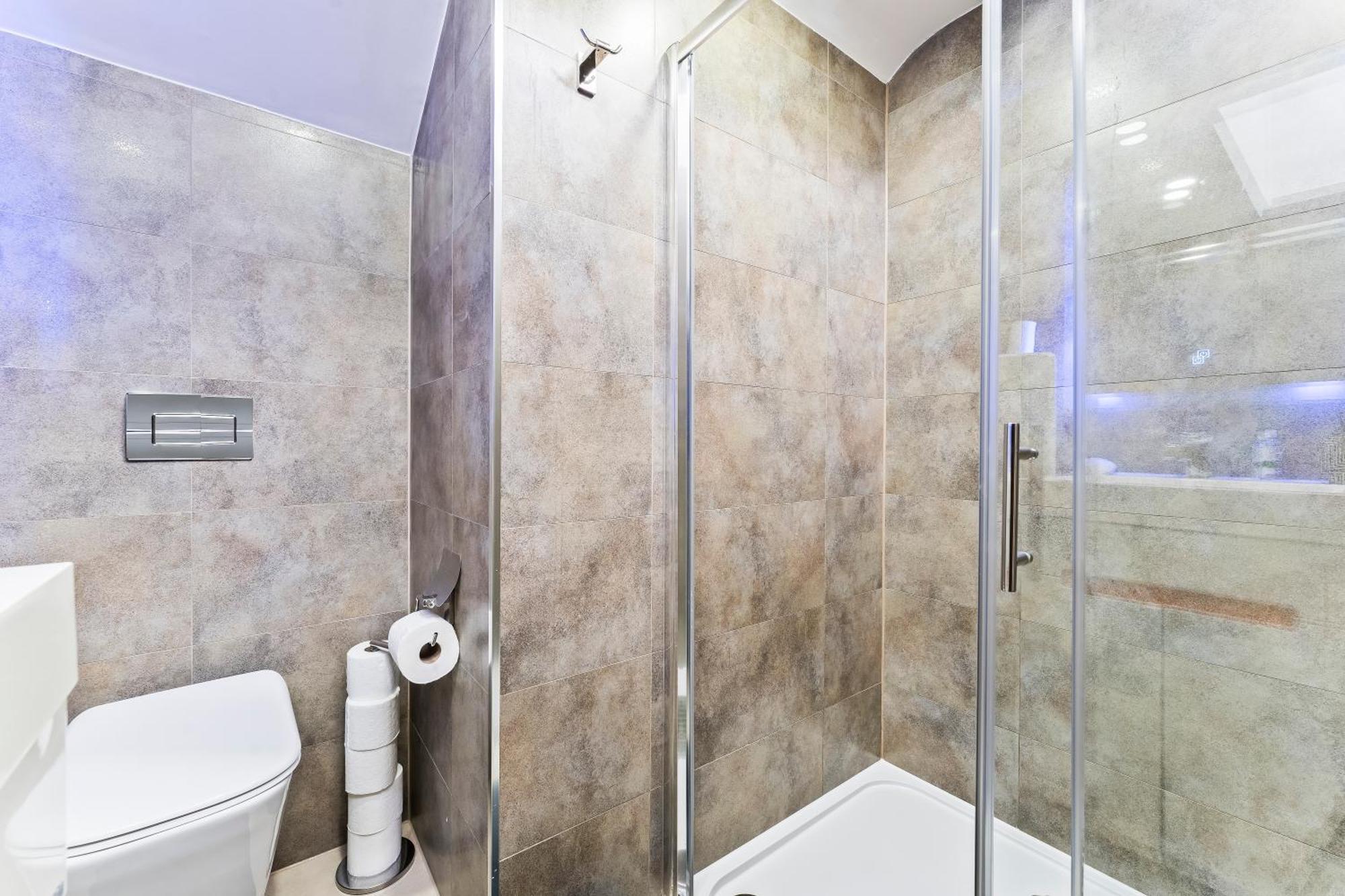 Exquisite 2-Bedroom Penthouse-Sleeps 7-Free Parking With Workstations & High-Speed Wifi Бирмингам Екстериор снимка