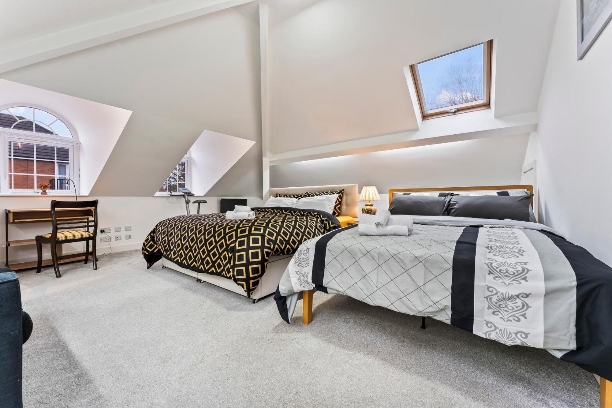Exquisite 2-Bedroom Penthouse-Sleeps 7-Free Parking With Workstations & High-Speed Wifi Бирмингам Екстериор снимка