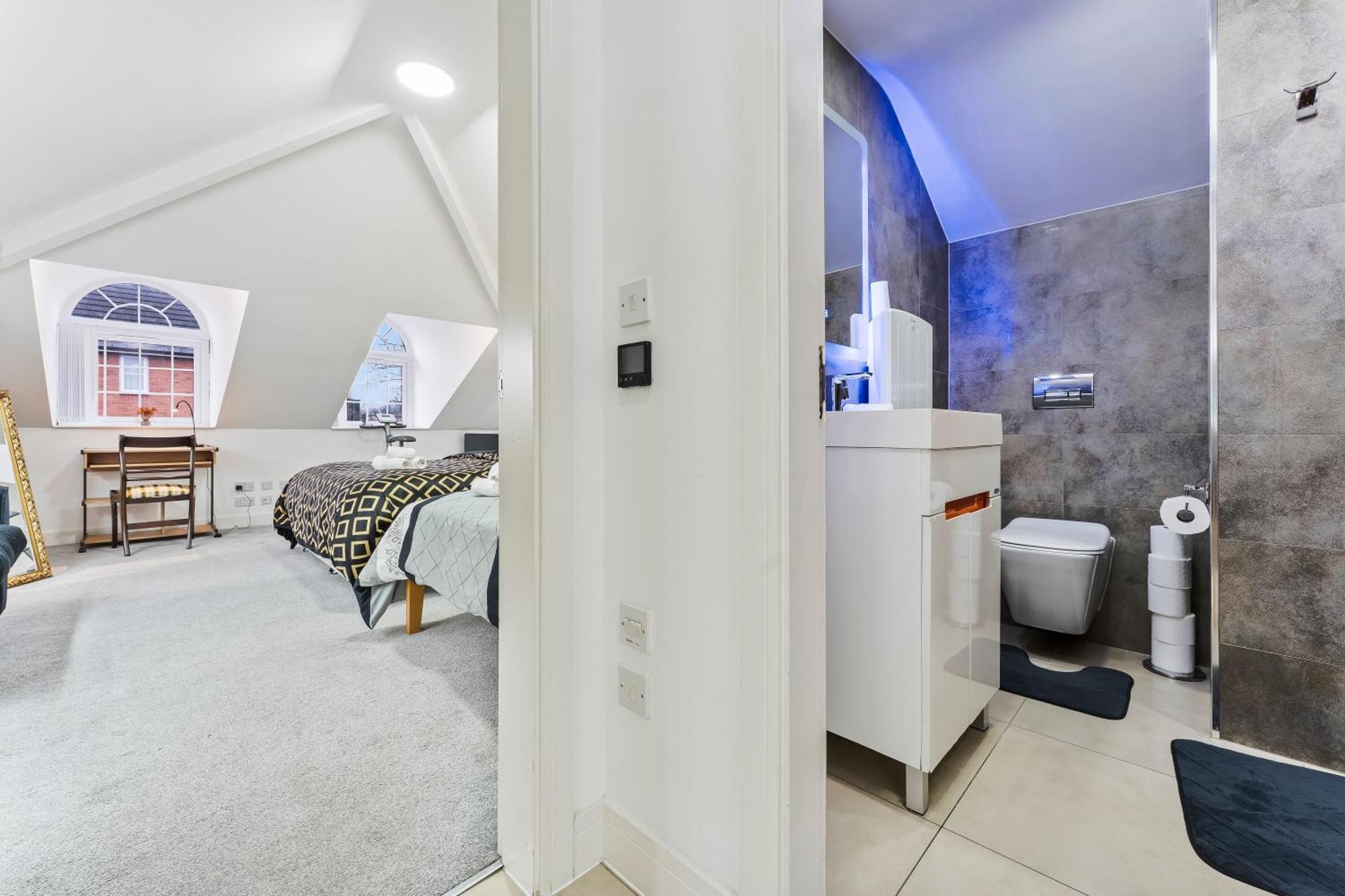 Exquisite 2-Bedroom Penthouse-Sleeps 7-Free Parking With Workstations & High-Speed Wifi Бирмингам Екстериор снимка