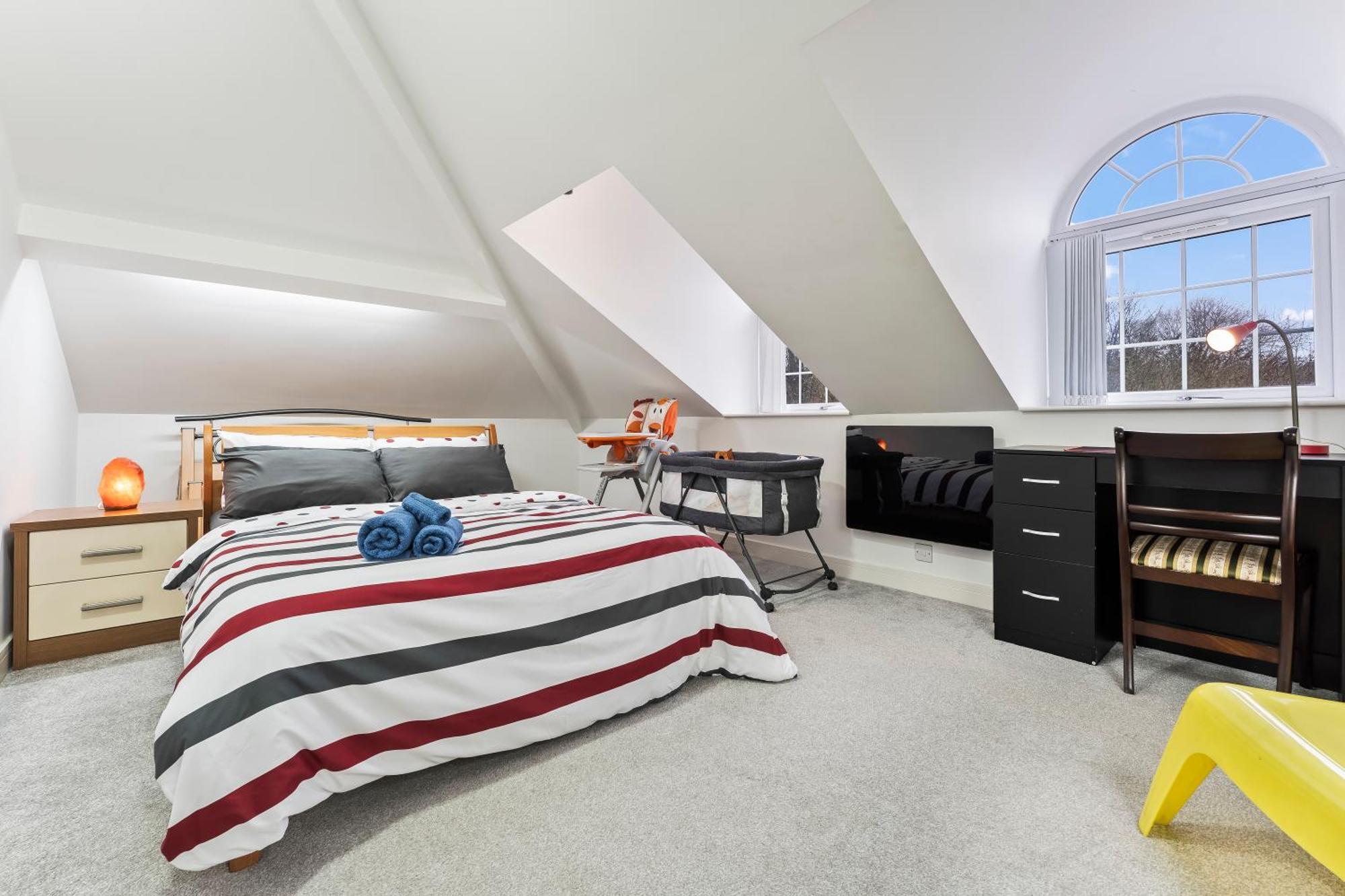 Exquisite 2-Bedroom Penthouse-Sleeps 7-Free Parking With Workstations & High-Speed Wifi Бирмингам Екстериор снимка