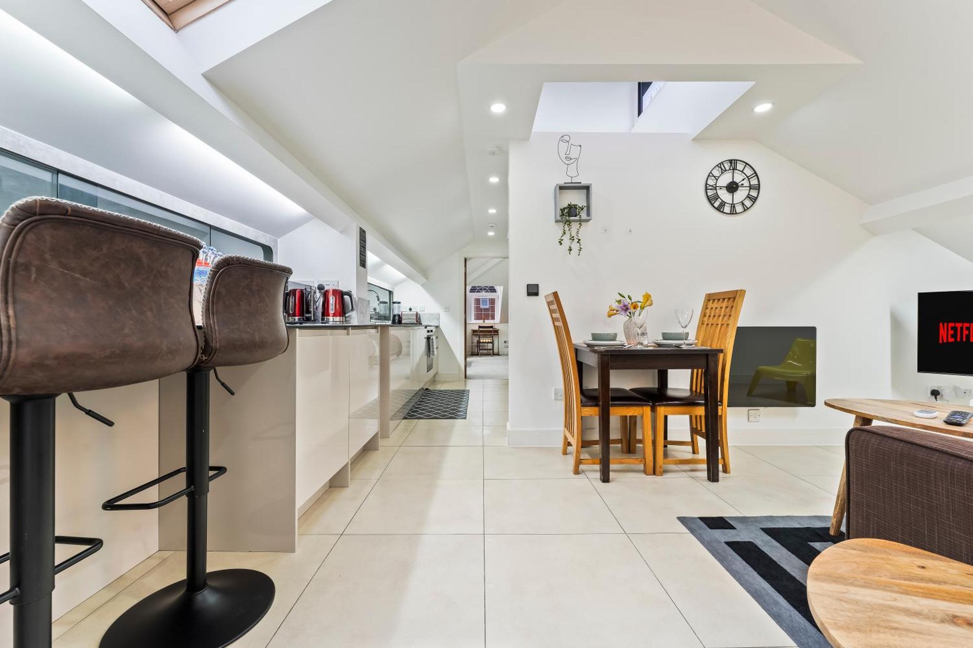Exquisite 2-Bedroom Penthouse-Sleeps 7-Free Parking With Workstations & High-Speed Wifi Бирмингам Екстериор снимка