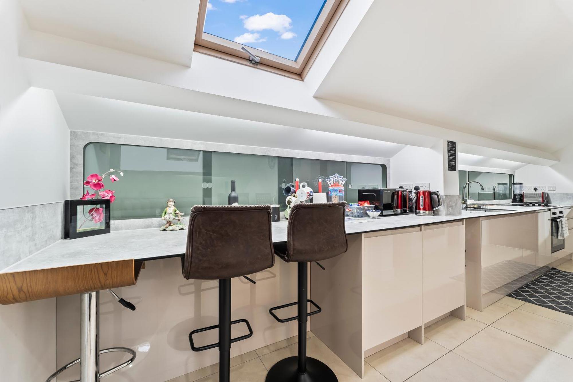 Exquisite 2-Bedroom Penthouse-Sleeps 7-Free Parking With Workstations & High-Speed Wifi Бирмингам Екстериор снимка