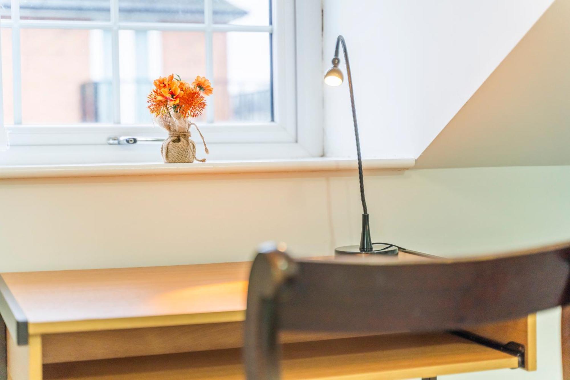 Exquisite 2-Bedroom Penthouse-Sleeps 7-Free Parking With Workstations & High-Speed Wifi Бирмингам Екстериор снимка