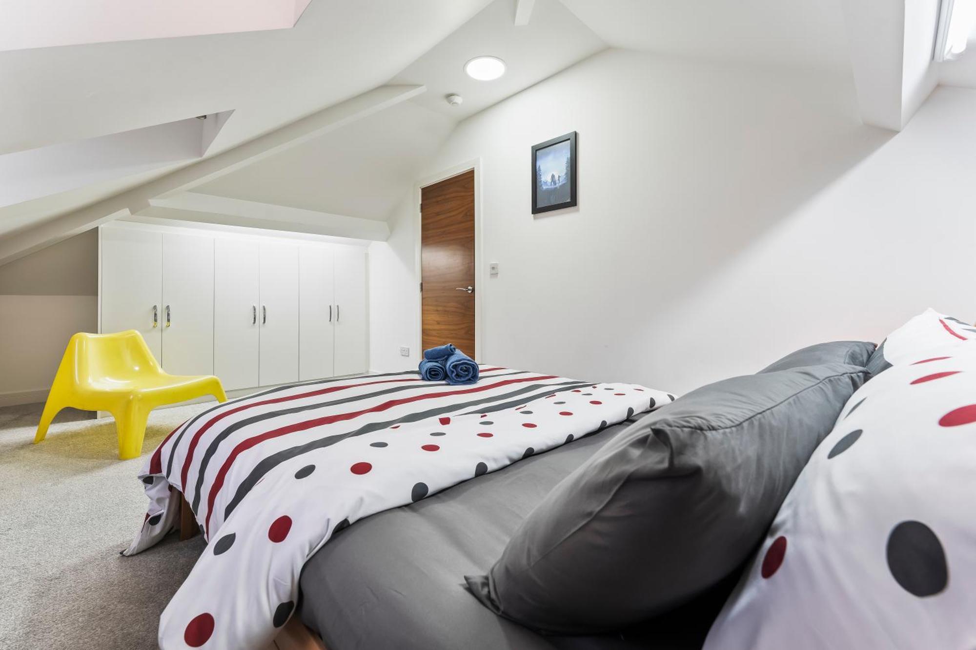 Exquisite 2-Bedroom Penthouse-Sleeps 7-Free Parking With Workstations & High-Speed Wifi Бирмингам Екстериор снимка