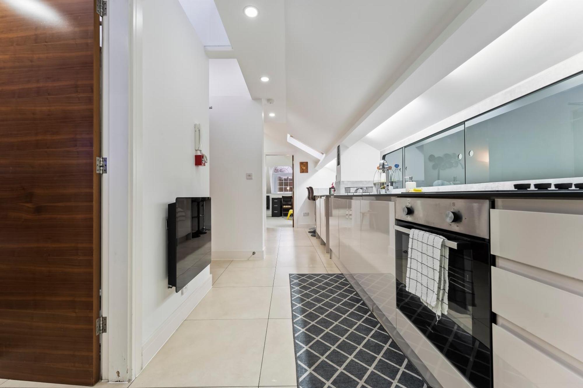Exquisite 2-Bedroom Penthouse-Sleeps 7-Free Parking With Workstations & High-Speed Wifi Бирмингам Екстериор снимка