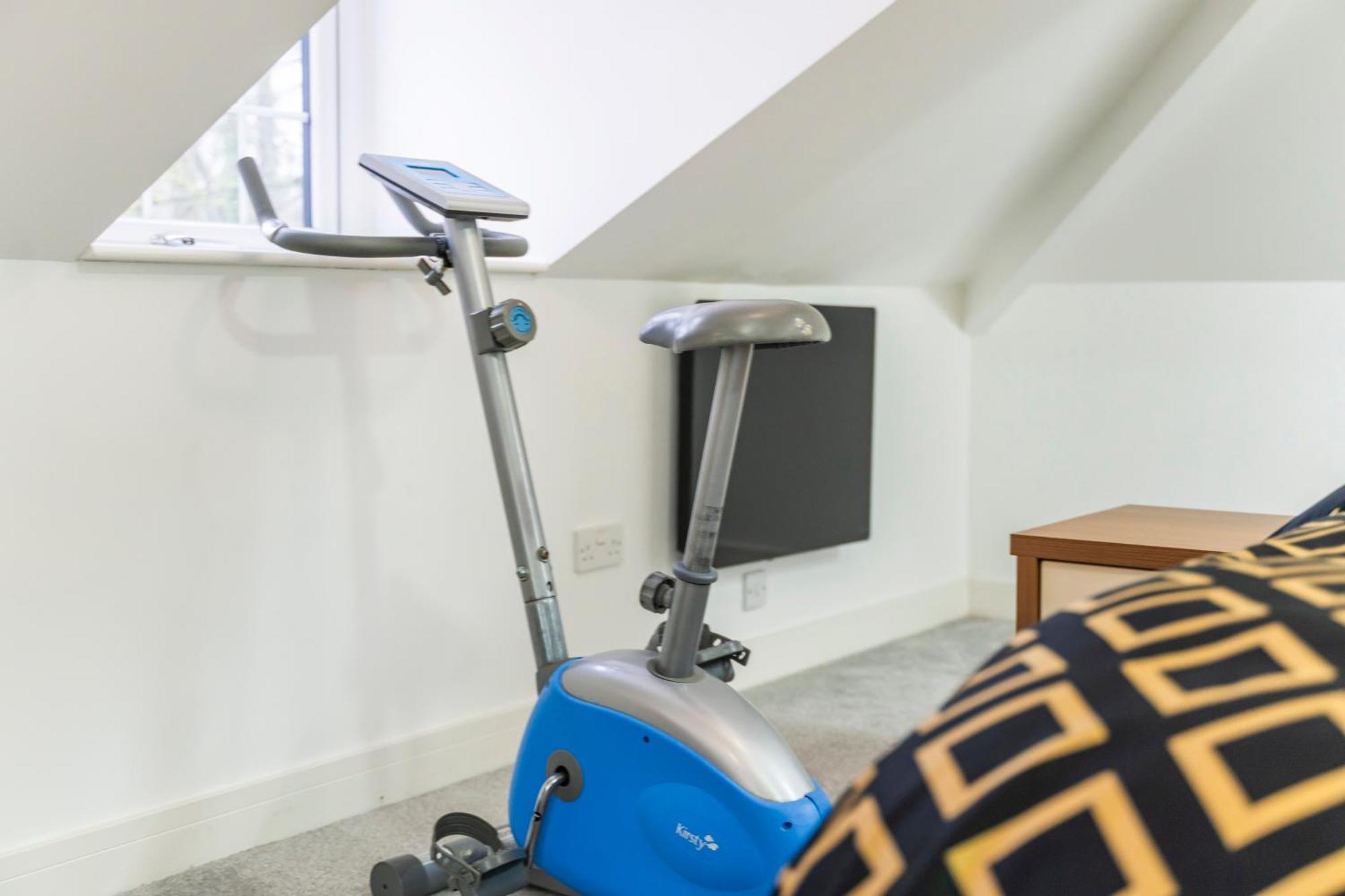Exquisite 2-Bedroom Penthouse-Sleeps 7-Free Parking With Workstations & High-Speed Wifi Бирмингам Екстериор снимка