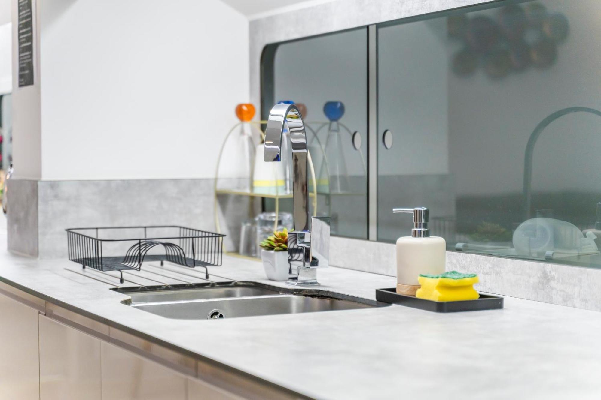 Exquisite 2-Bedroom Penthouse-Sleeps 7-Free Parking With Workstations & High-Speed Wifi Бирмингам Екстериор снимка